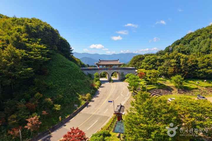 오도재 지리산 제1문과 주변 산자락